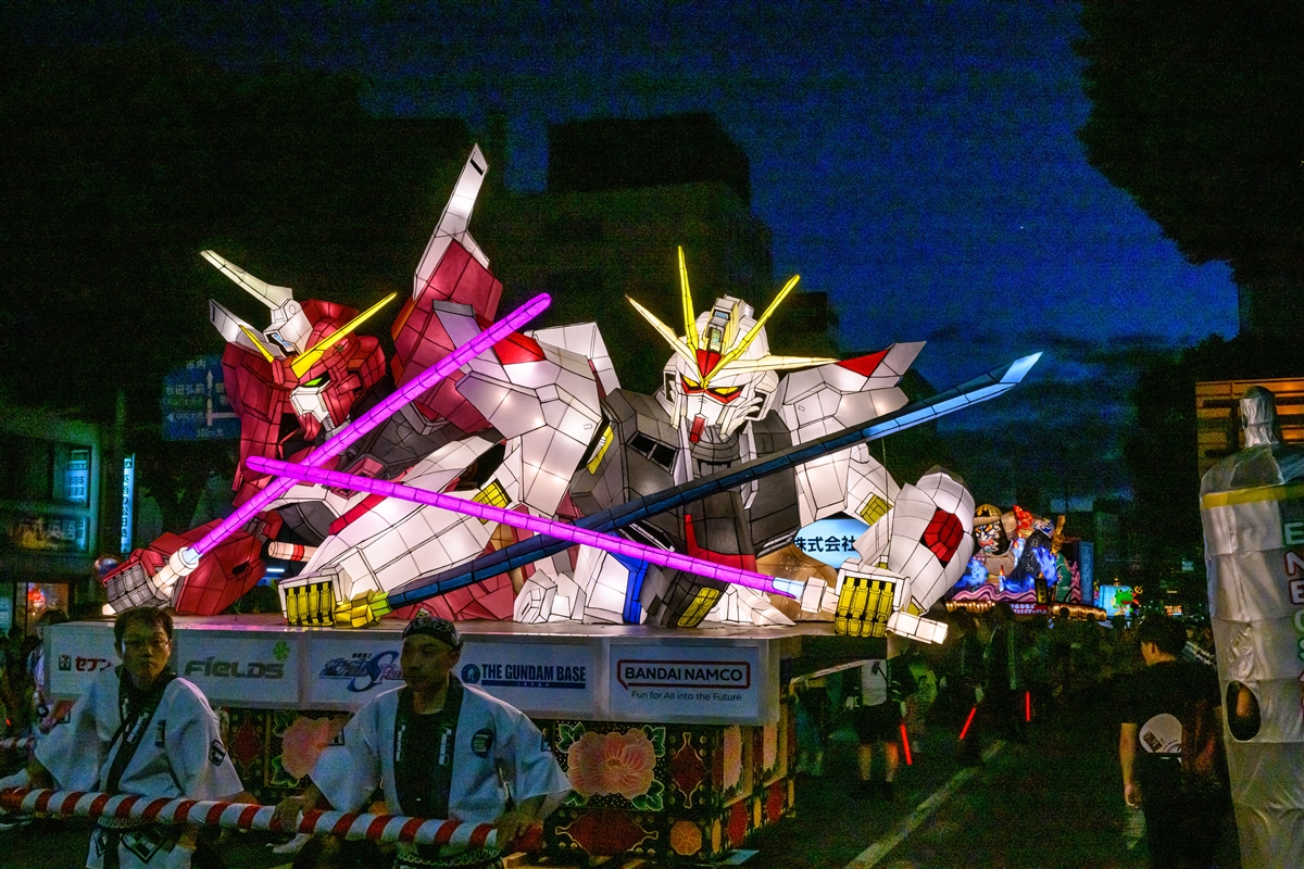 大迫力の「ガンダムSEEDねぶた」が青森を練り歩く模様に加え、制作課程