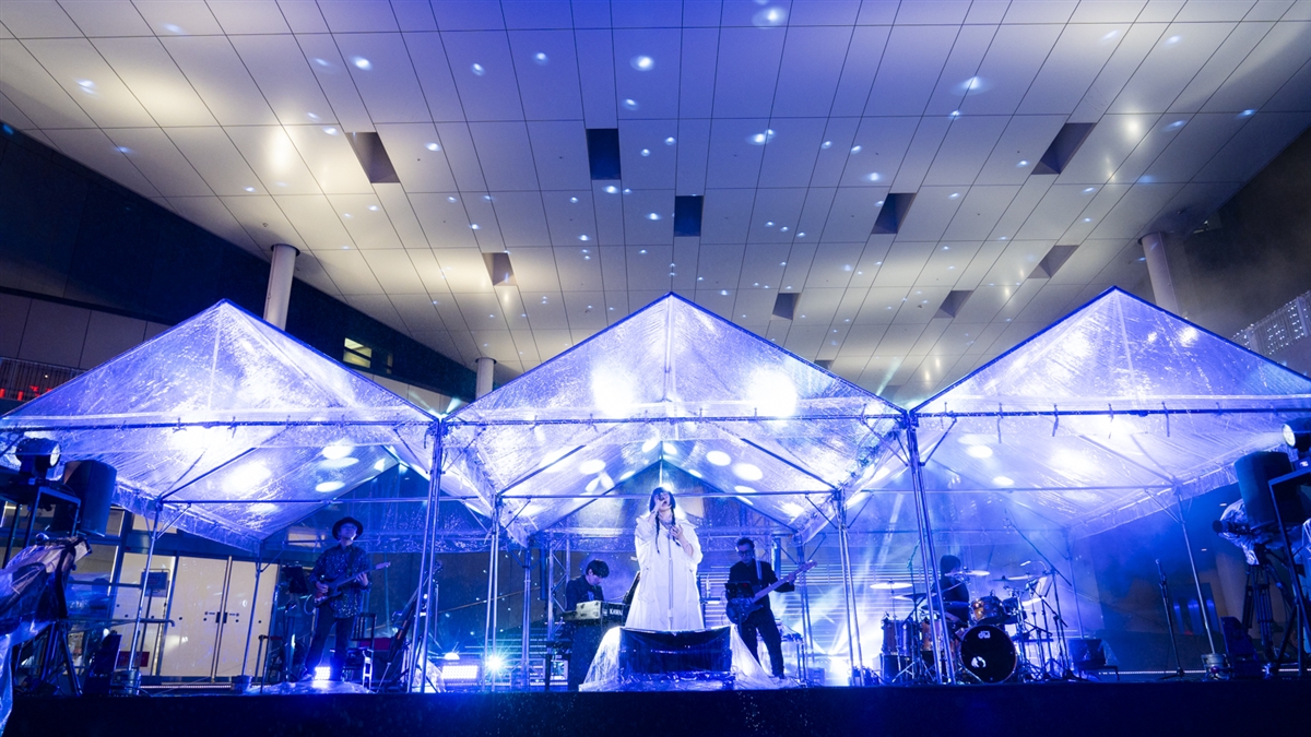 スペシャルライブ、特別演出、花火で9年間の軌跡に有終の美を飾る