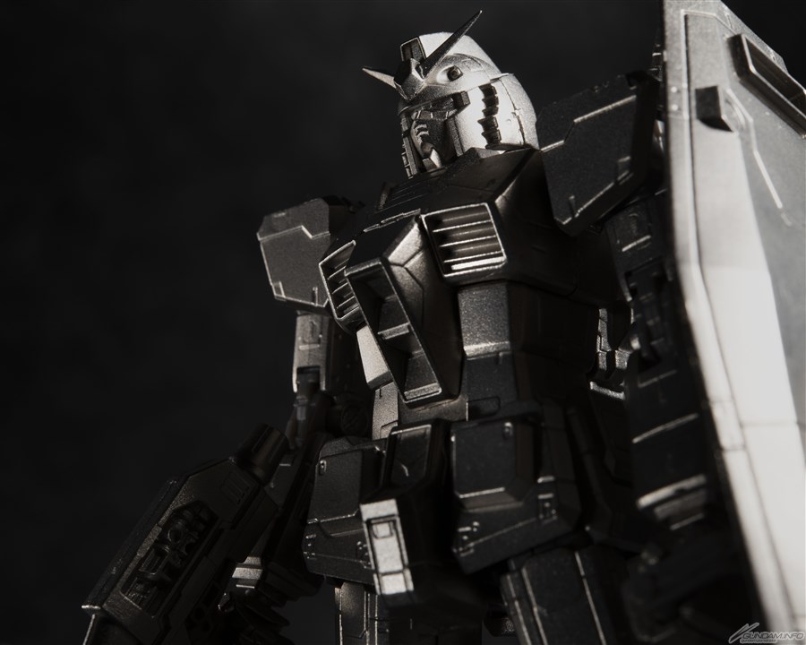 ガンプラ40周年記念アイテム「ガンダリウム合金モデル 1/144 ガンダム
