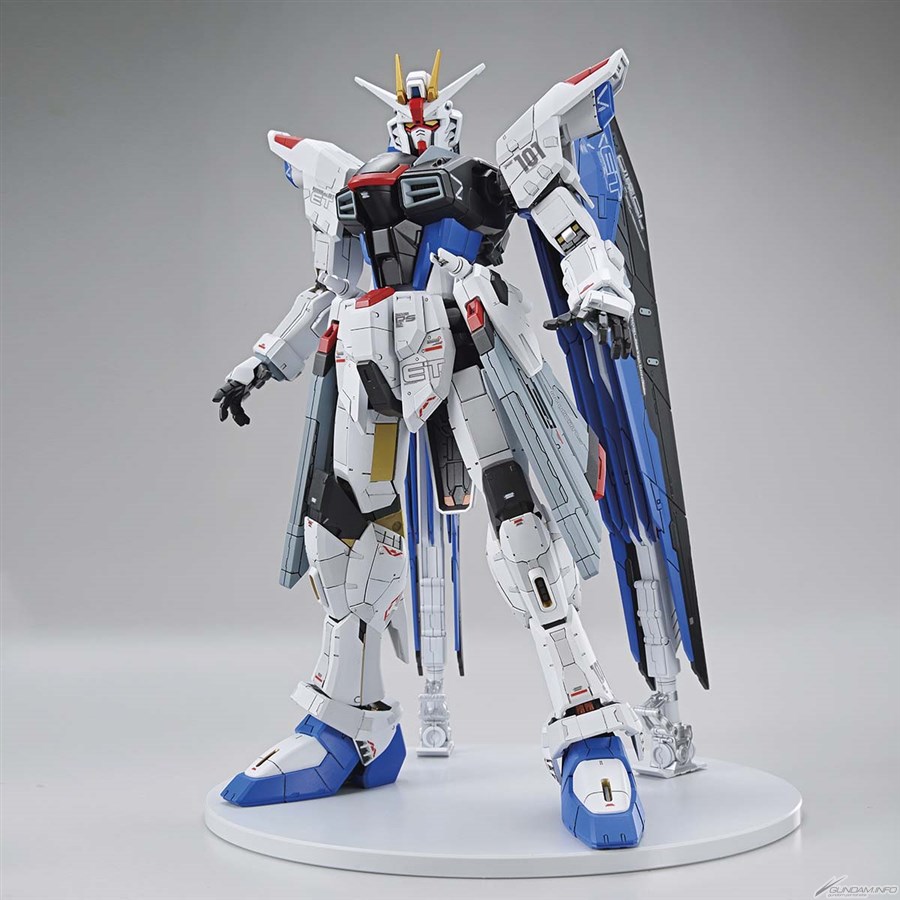上海「実物大フリーダムガンダム立像」ガンプラ「フルメカニクス 1/100