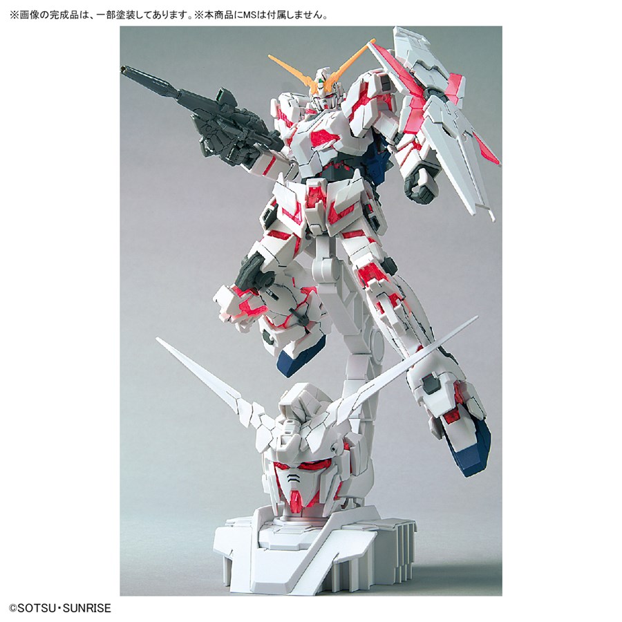 ガンダムベースにて「HG シャア専用ザクII［メタリック］」や「RG ν