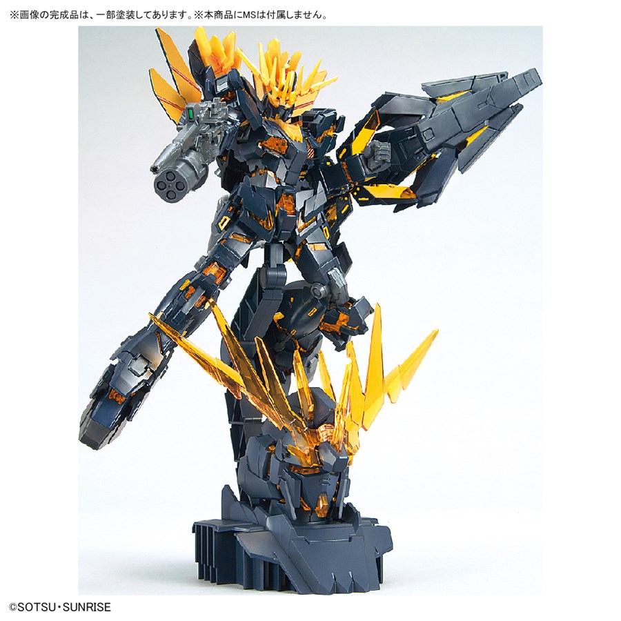 ガンダムベースにて「HG シャア専用ザクII［メタリック］」や「RG ν