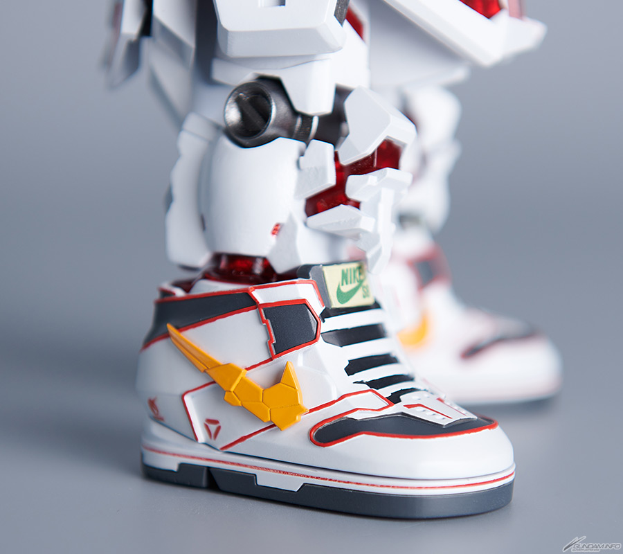 Nike SBとユニコーンガンダムがコラボ！海外限定フィギュア「QMSV
