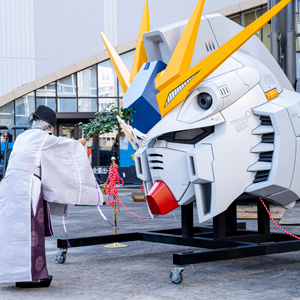ららぽーと福岡に建設中の実物大νガンダム立像「RX-93ffνガンダム」上