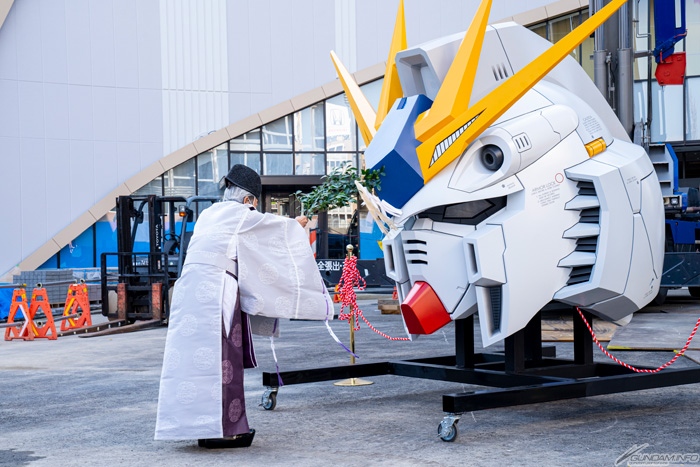 ららぽーと福岡に建設中の実物大νガンダム立像「RX-93ffνガンダム」上