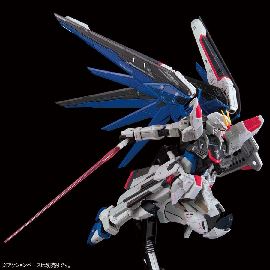 上海「実物大フリーダムガンダム立像」ガンプラ「RG フリーダム