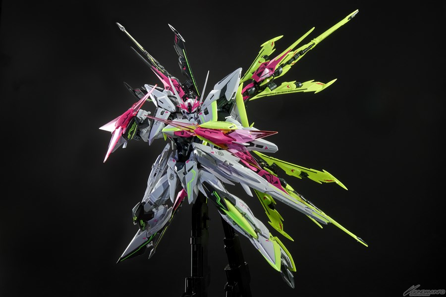 中国にて「MG エクリプスガンダム＋マニューバストライカー［サイバラ