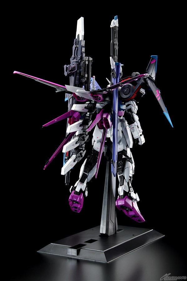 中国にて「MG エクリプスガンダム＋マニューバストライカー［サイバラ