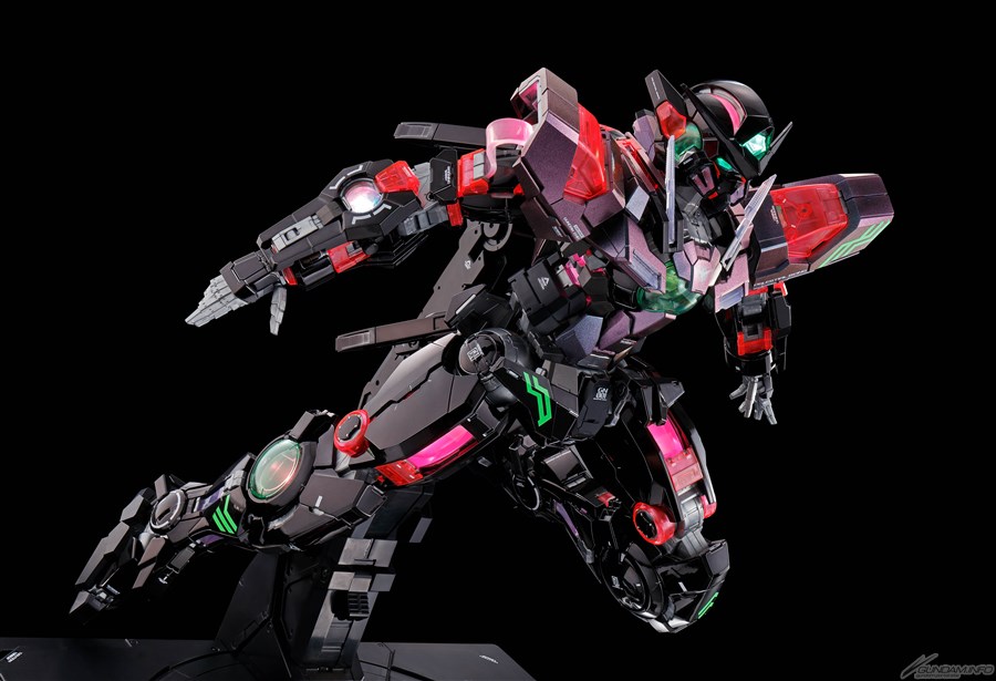 中国にて「MG エクリプスガンダム＋マニューバストライカー［サイバラ