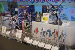 記念カラーのガンダム立像や特別仕様のランナー回収BOXが登場