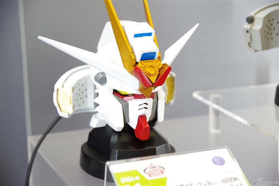 ラクスのパイロットスーツ姿のフィギュアやマイティーストライク