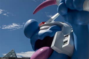 COIN PARKING DELIVERY × GUNDAMコラボ彫刻「遊びは悪じゃない