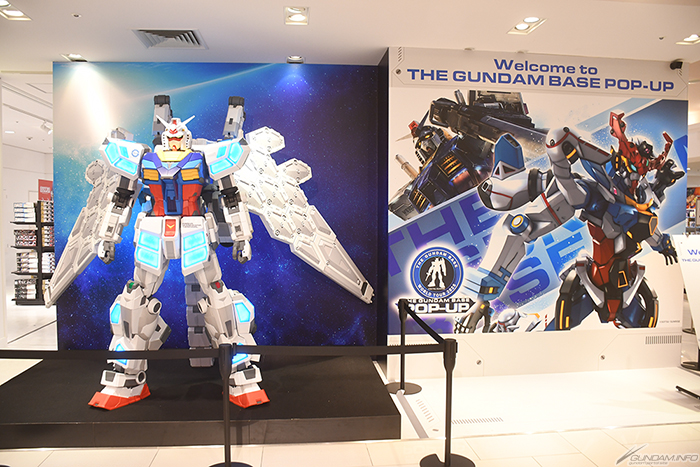 Statues of the Gundam Pavilion's RX-78F00/E Gundam and GQuuuuuuX